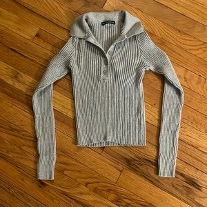 Gray quarter button collar shirt